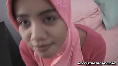 Неверная мусульманка в платке встала раком перед другом семьи